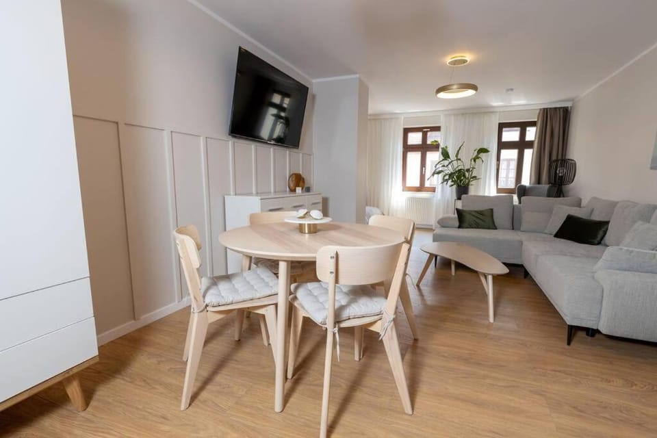 TV and multimedia, Living room, Seating area, Dining area
