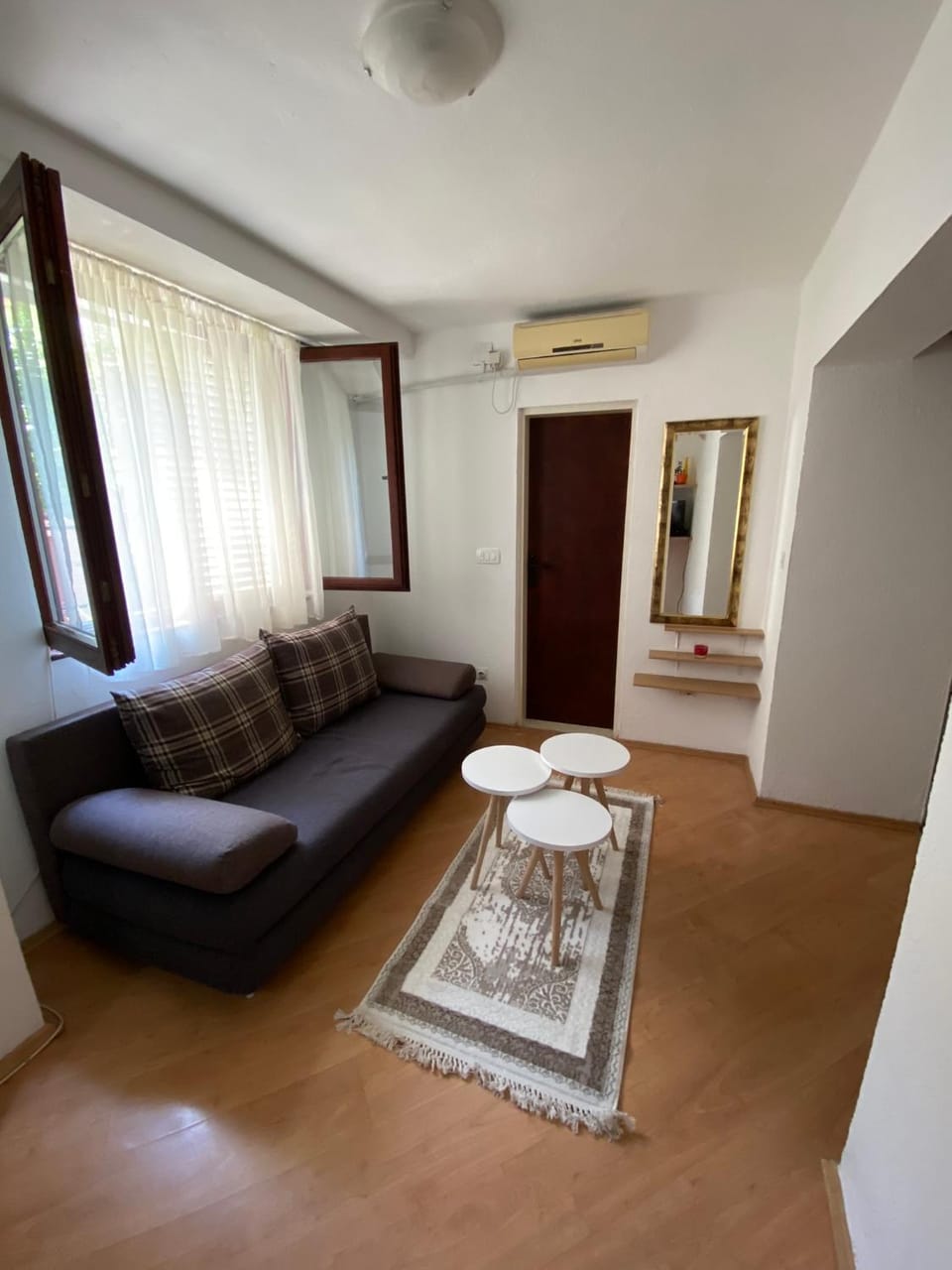 Bed, Living room, Photo of the whole room, air conditioner