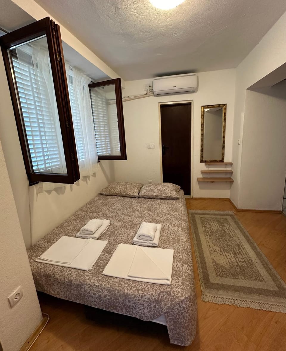 Bed, Photo of the whole room, towels, air conditioner