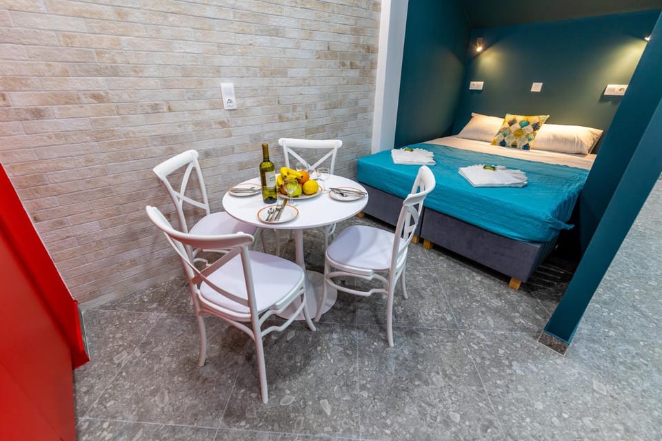 Bed, Seating area, Dining area, Bedroom, towels