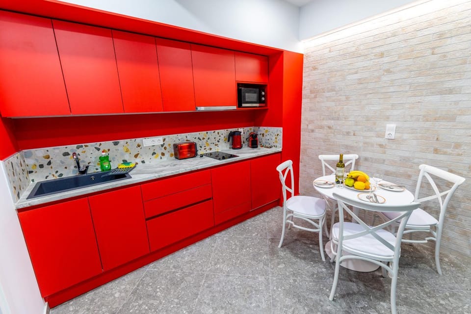 Coffee/tea facilities, Kitchen or kitchenette, Food and drinks, stove