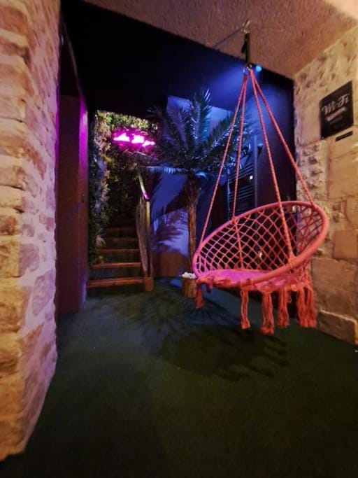 La Bayeuzen - La Tropicale - Love Room Apartment in Bayeux