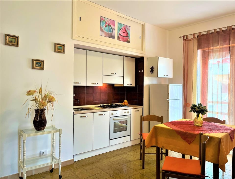 Kitchen or kitchenette, Dining area, stove