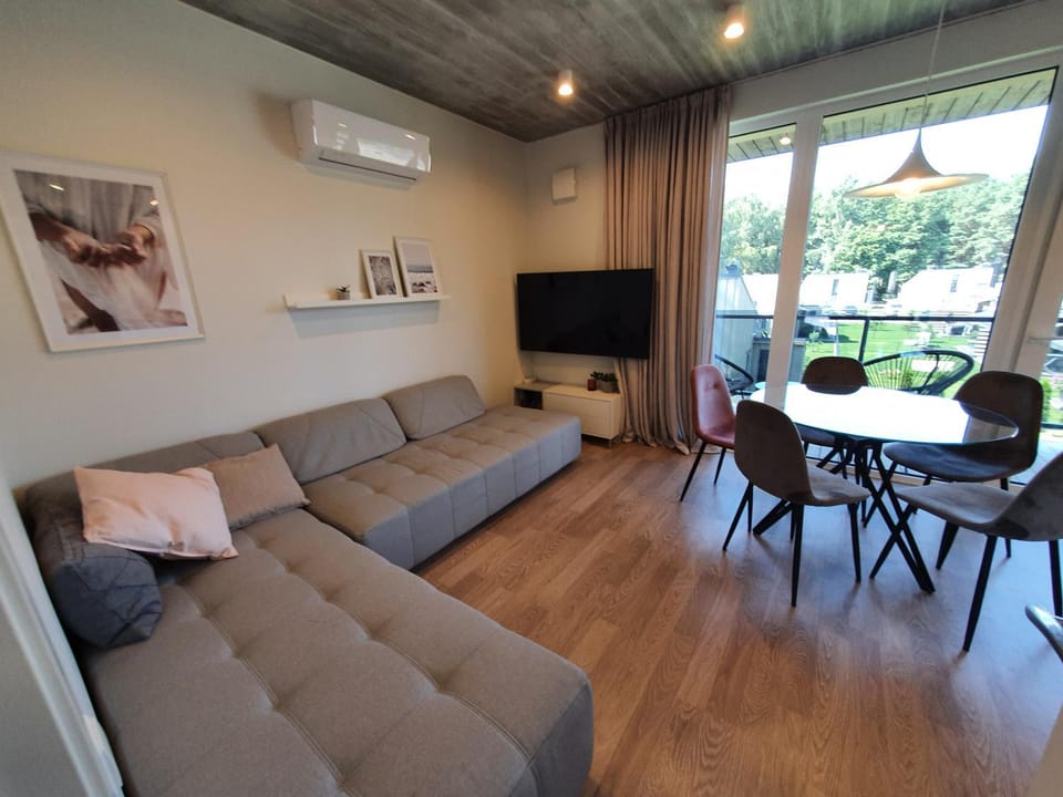 Living room, Guests