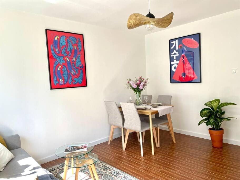 Living room, Decorative detail, Seating area, Dining area