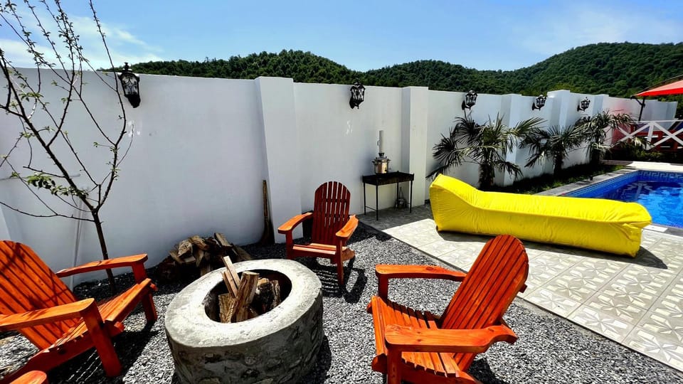 Patio, Spring, Day, Natural landscape, Garden, Living room, Seating area, Garden view, Mountain view, sunbed