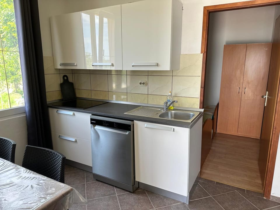 Villa M, 4 Persons zapad on the beach, ground floor Apartment in Zadar County