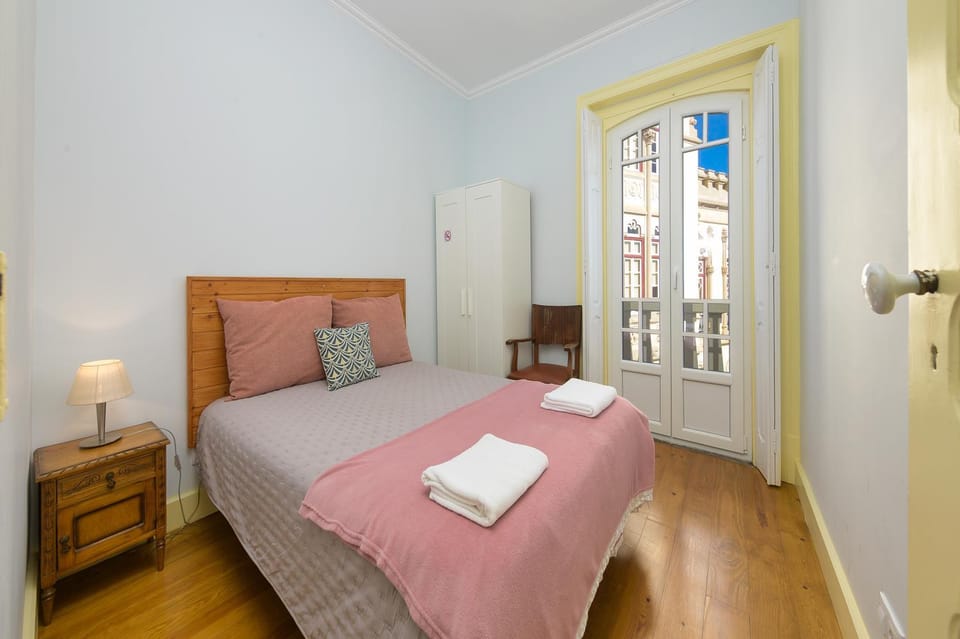 Bed, Bedroom, towels, wardrobe