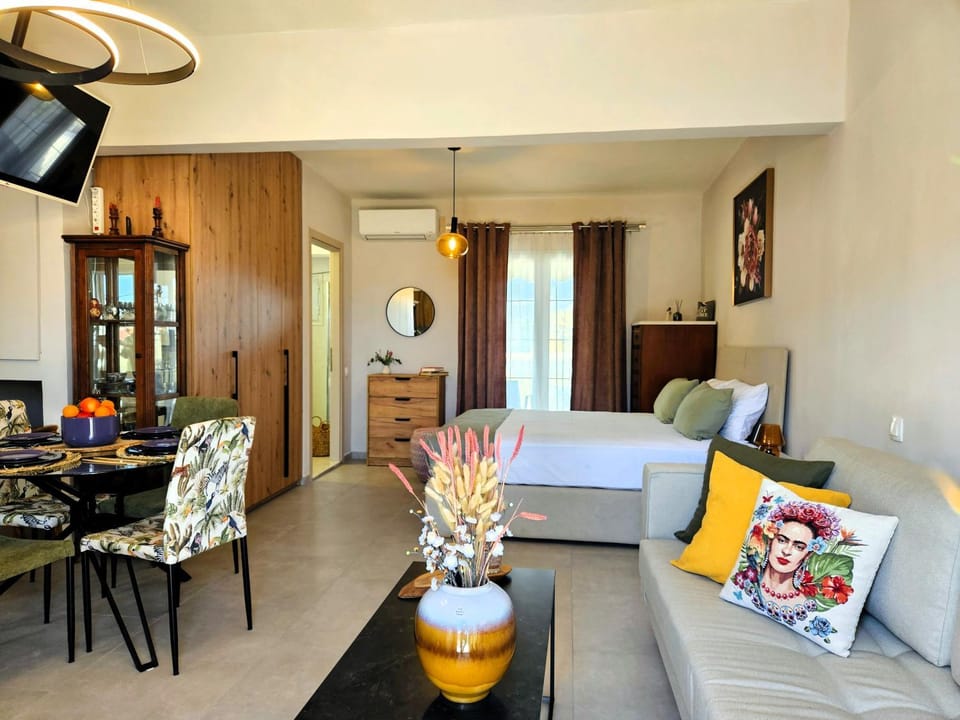 Bed, TV and multimedia, Living room, Photo of the whole room, Seating area, Dining area, Bedroom