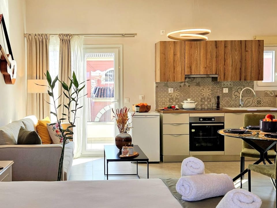 Coffee/tea facilities, View (from property/room), Balcony/Terrace, Balcony/Terrace, Living room, Photo of the whole room, Seating area, Dining area, Guests, City view, Quiet street view, oven, stove, toaster, kitchen
