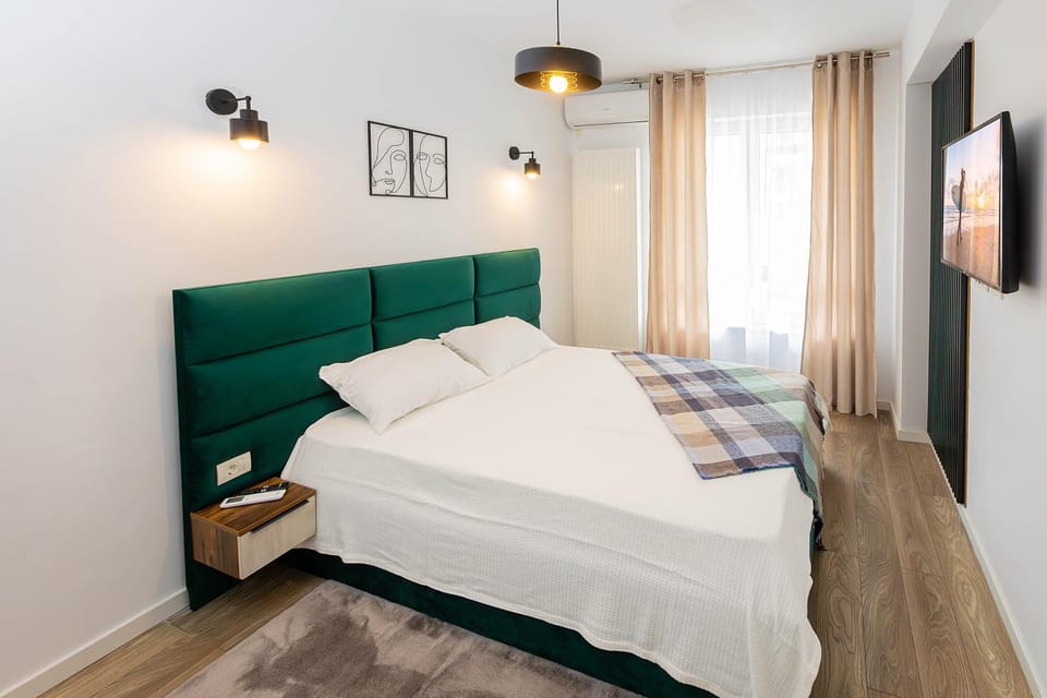 Bed, TV and multimedia, Bedroom