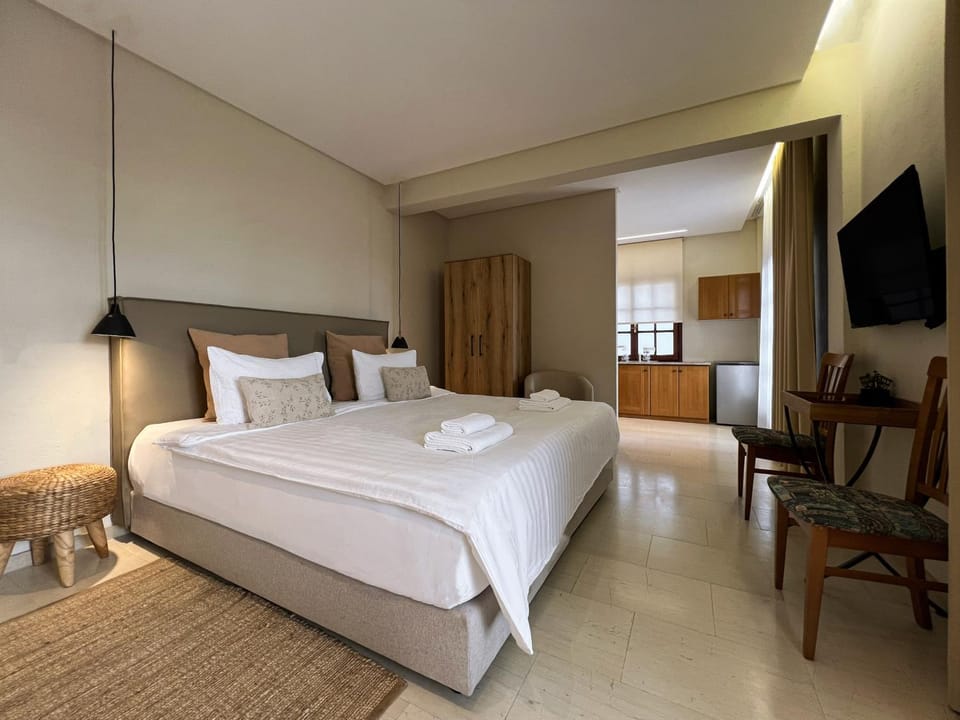 Bed, TV and multimedia, Photo of the whole room, Seating area, Bedroom, towels