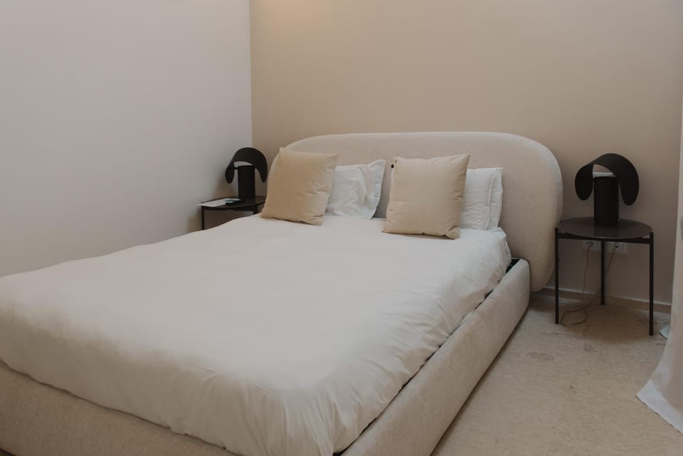 Bed, Photo of the whole room, air conditioner