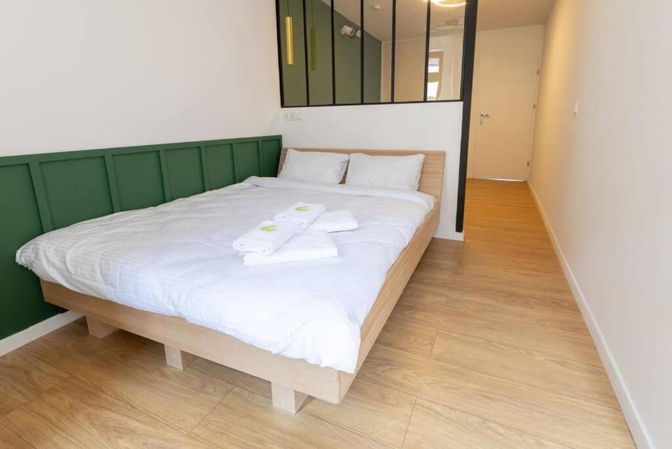 Bed, Photo of the whole room, Bedroom, towels