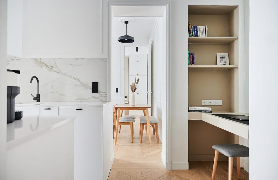 Kitchen or kitchenette, Dining area