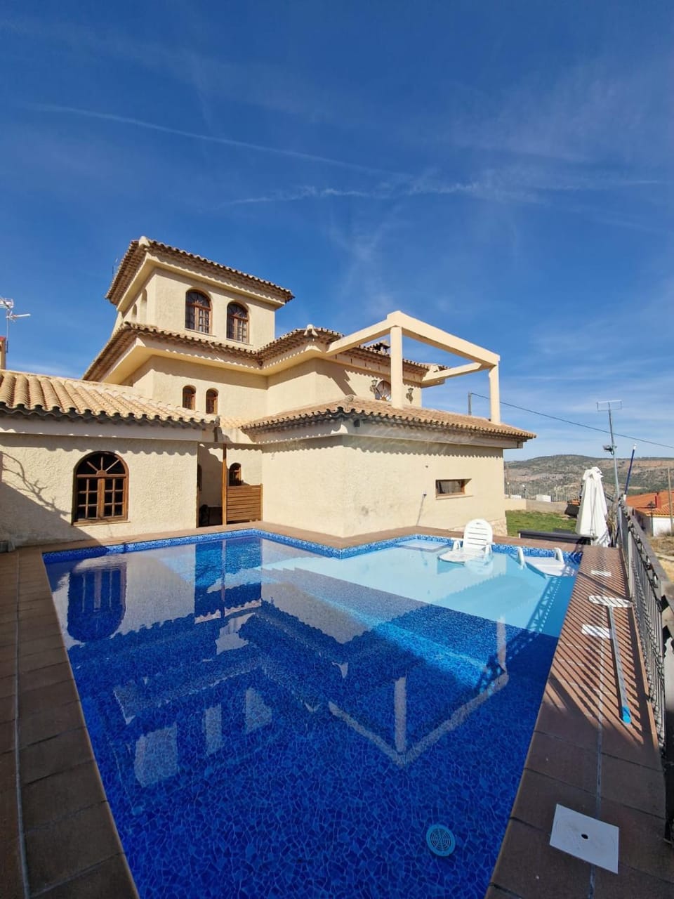 Property building, Day, Swimming pool