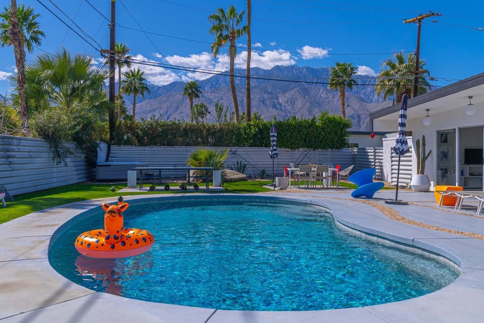 The Portrait House A Mid Century Hangout House in Palm Springs