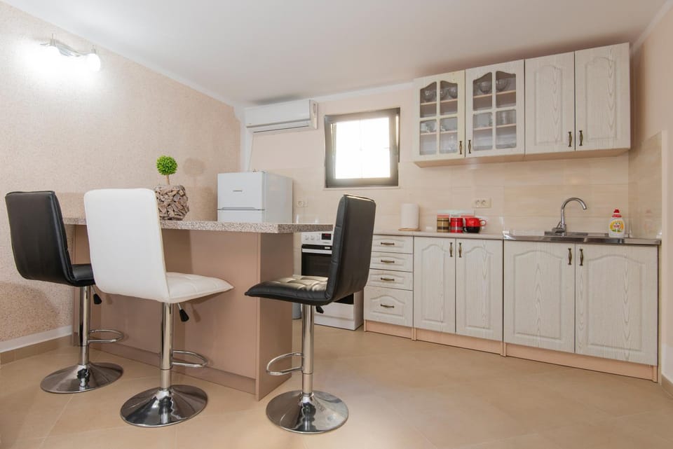 Dining area, kitchen