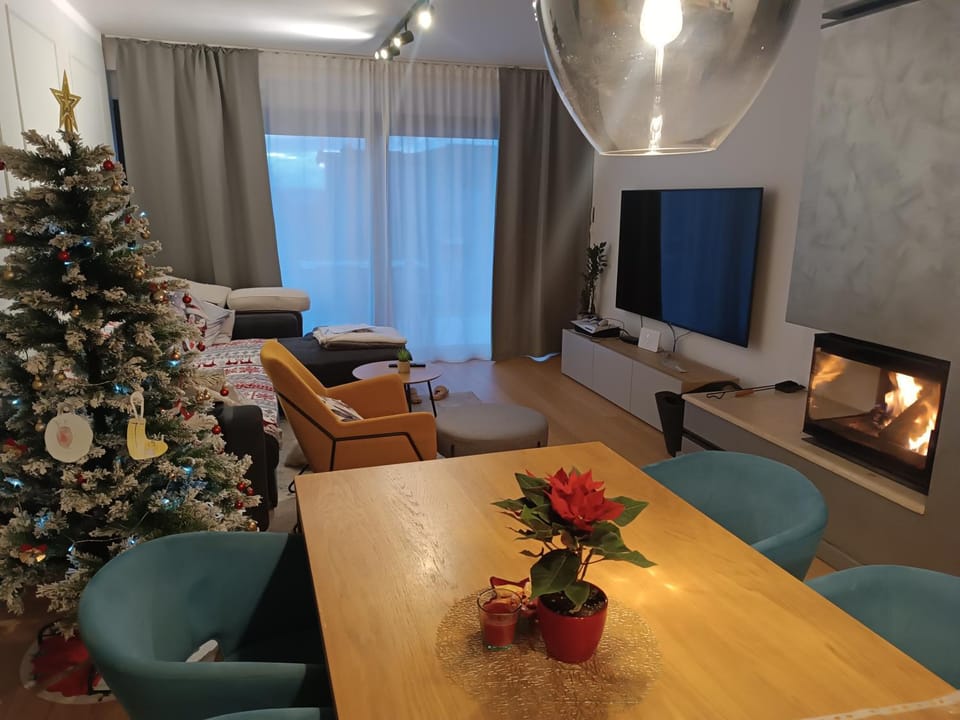 TV and multimedia, Living room, Evening entertainment