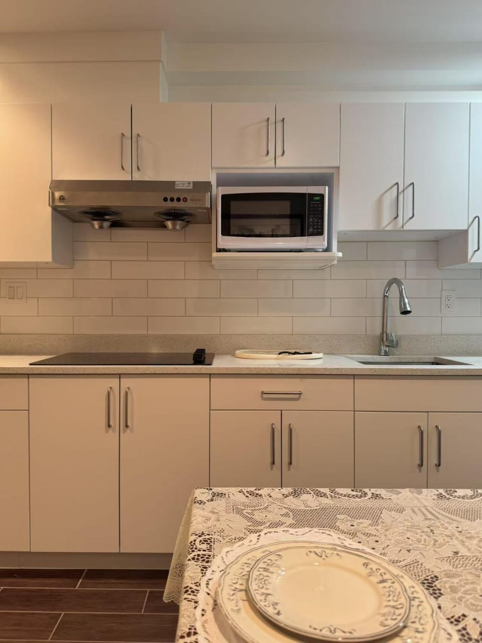 Kitchen or kitchenette, dishwasher, stove