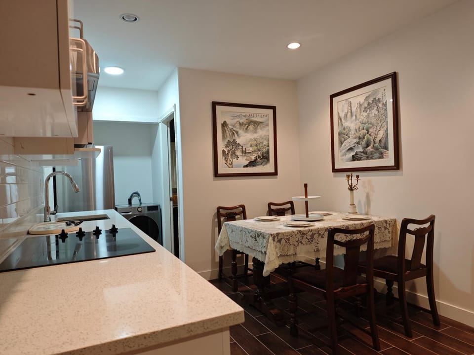 Kitchen or kitchenette, Dining area