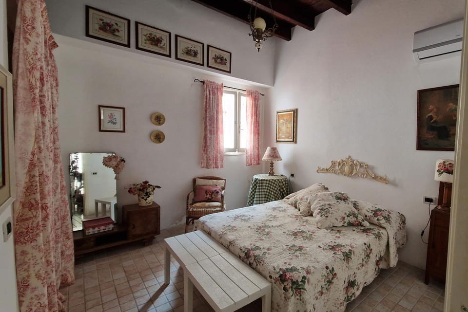 Bed, Photo of the whole room, Bedroom, furniture, air conditioner