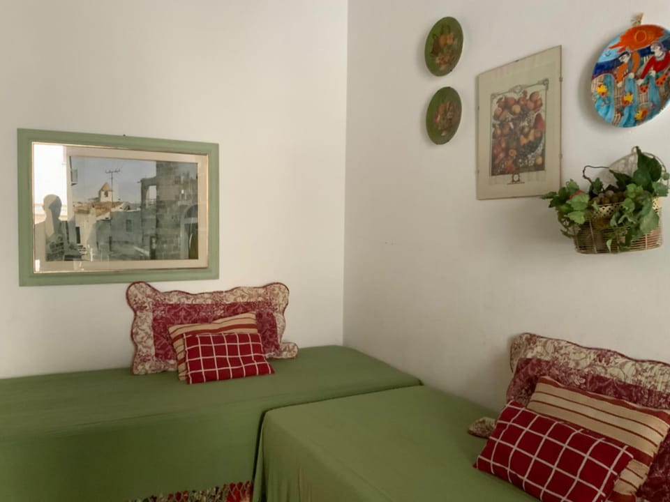Bed, Living room, Photo of the whole room, Seating area, Bedroom