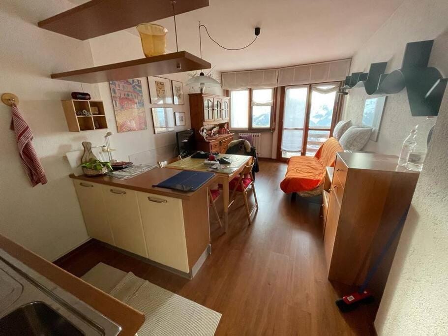 Kitchen or kitchenette, Dining area, minibar, stove