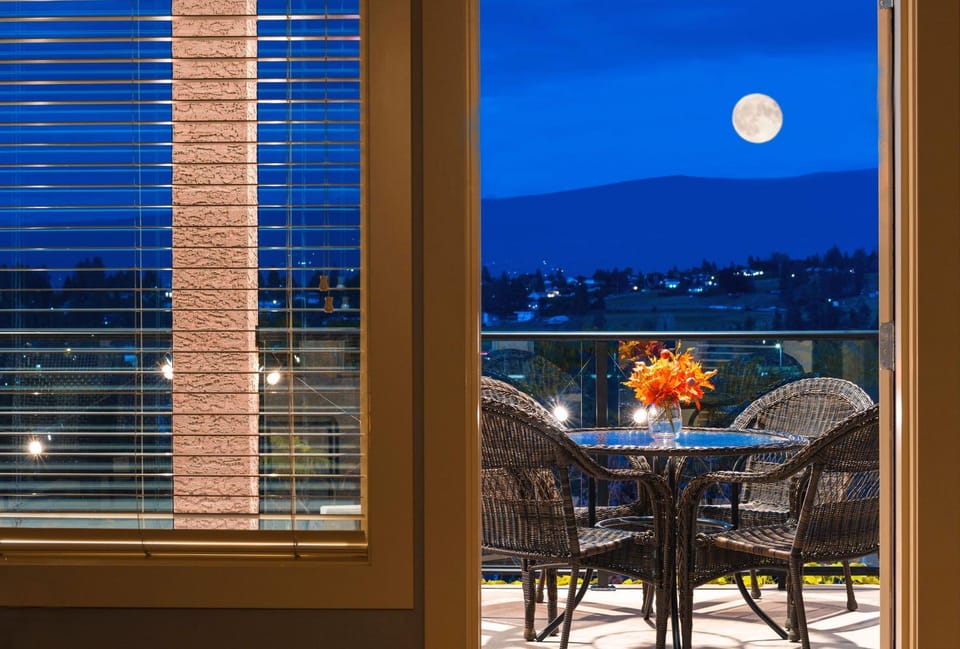 Night, View (from property/room), Balcony/Terrace, Seating area, Dining area, Mountain view, Internal: Not applicable to any particular room