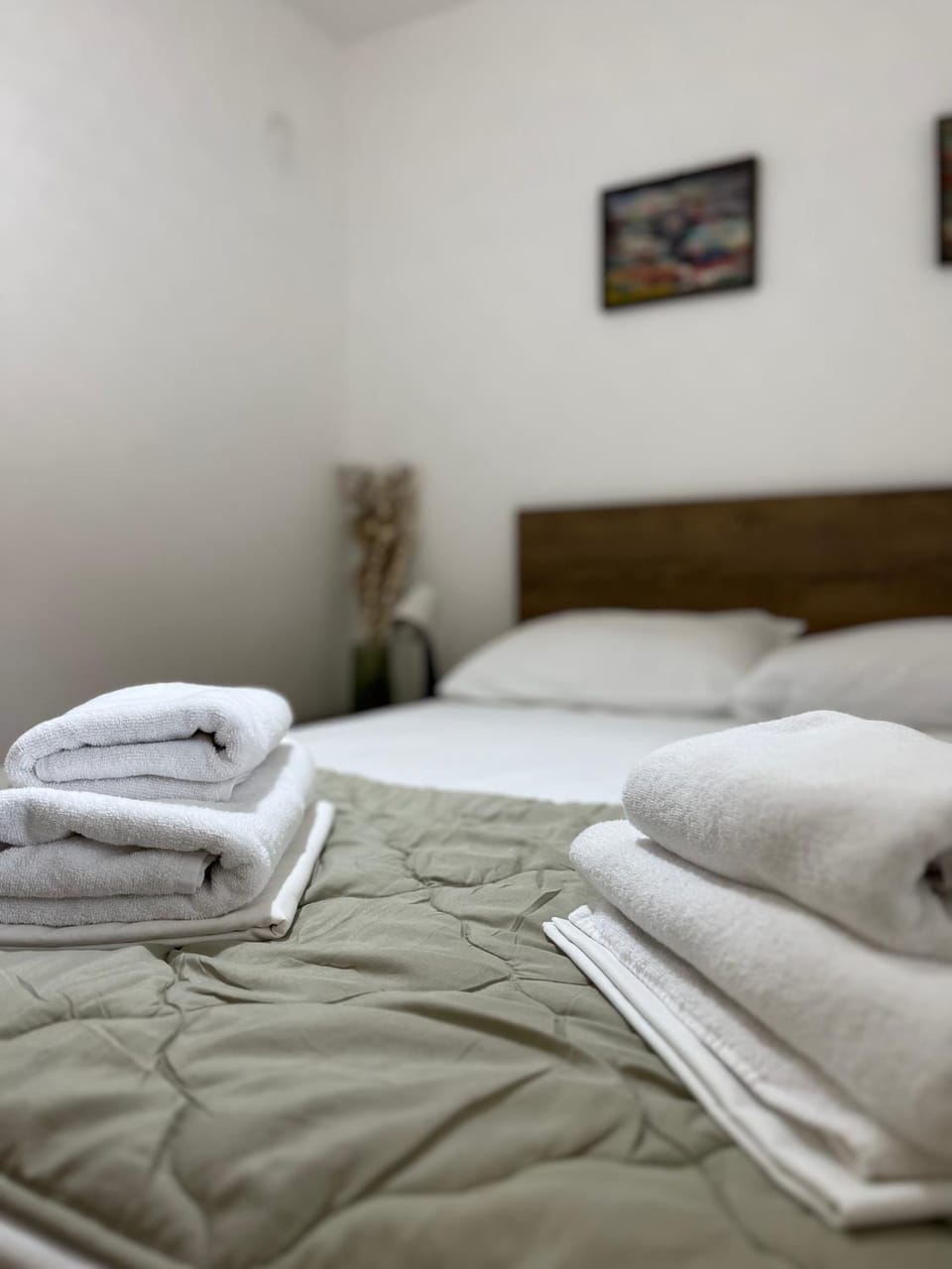Bed, Bedroom, towels