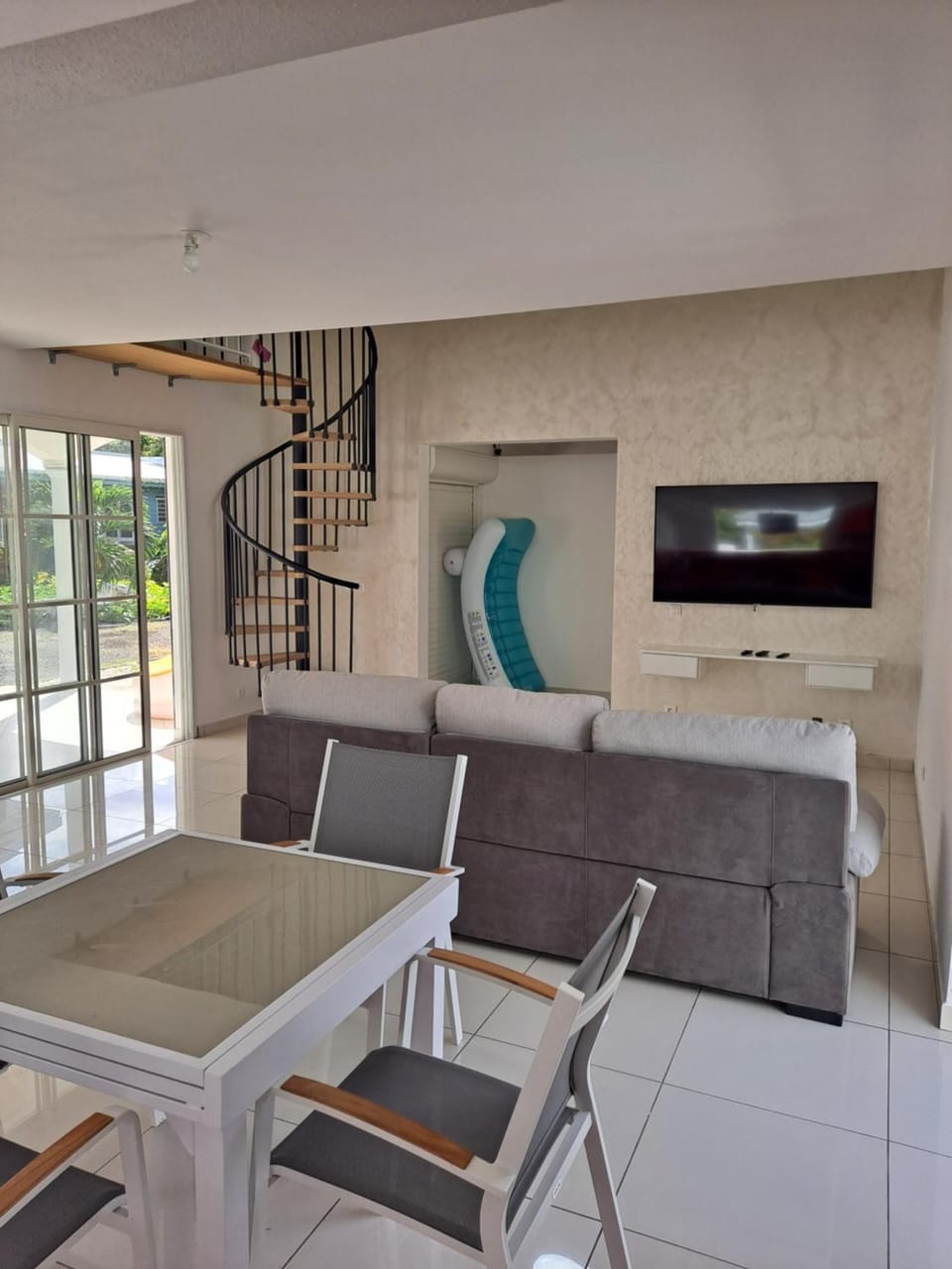 TV and multimedia, Seating area