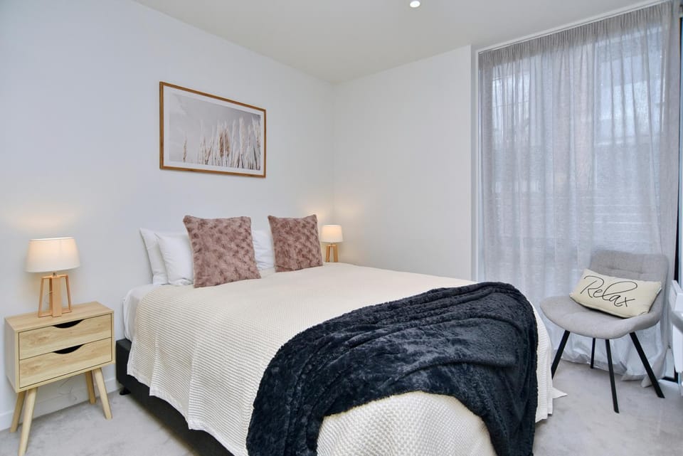 Bed, Seating area, Bedroom
