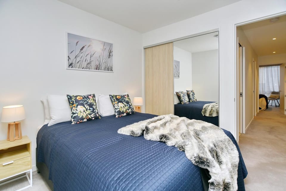 Bed, Seating area, Bedroom