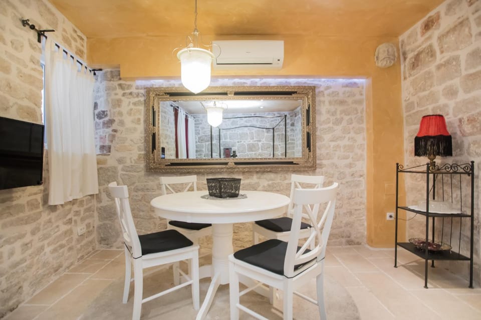 TV and multimedia, Dining area