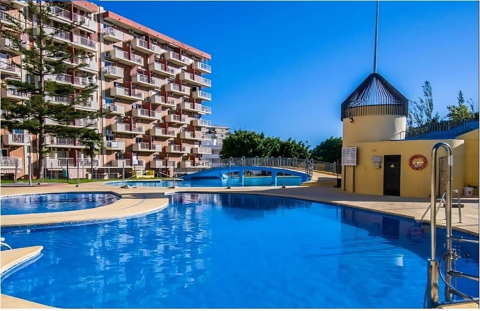 Jupiter. Moderno estudio. Vistas al mar y montaña Apartment in Benalmadena