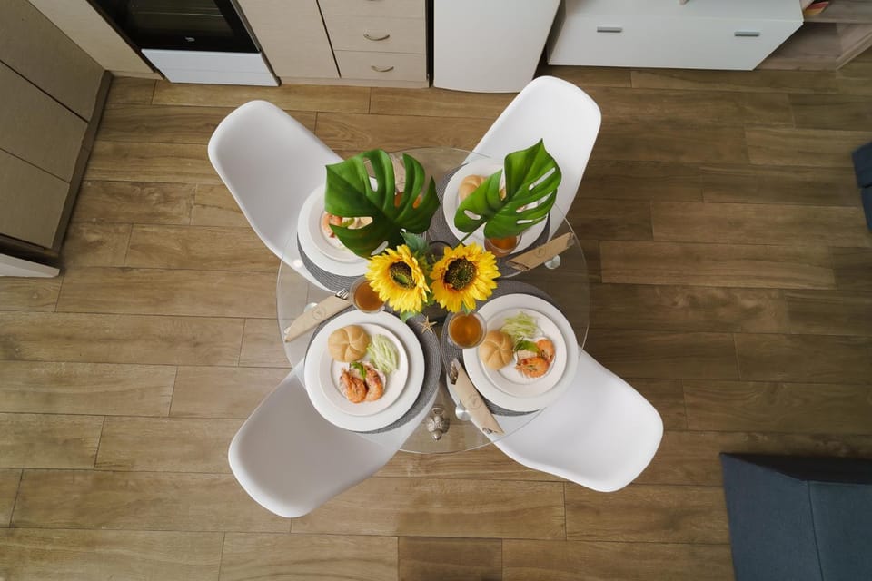 Living room, Food and drinks, Seating area, Dining area, Food, Breakfast