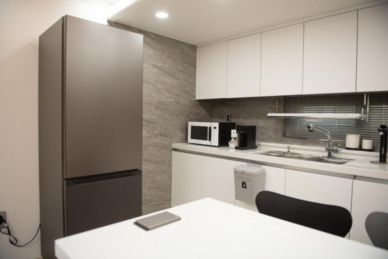 Coffee/tea facilities, Kitchen or kitchenette, microwave, stove