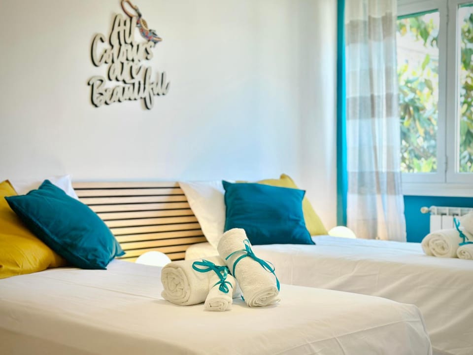 Bed, Bedroom, towels