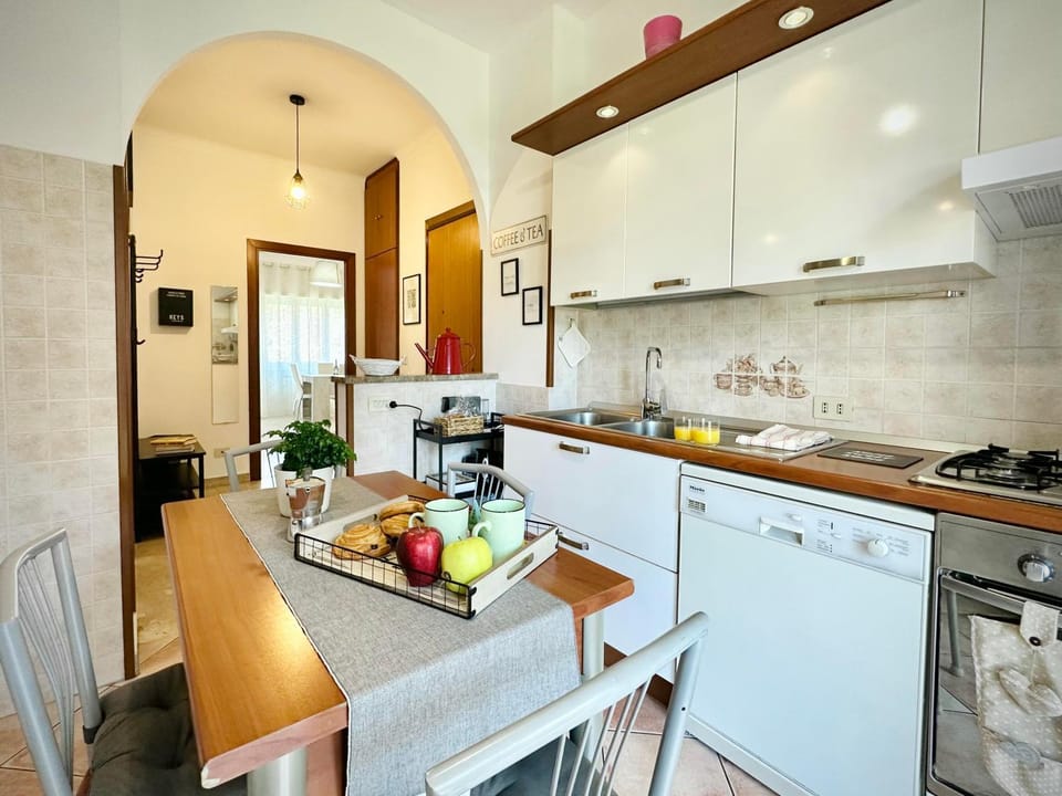 Coffee/tea facilities, Dining area, dishwasher, oven, stove, toaster
