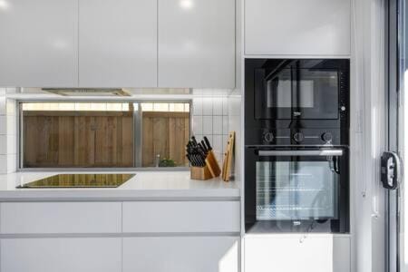 New Mod Home 2 bed bath Home 12km to CBD Airport House in Tasmania