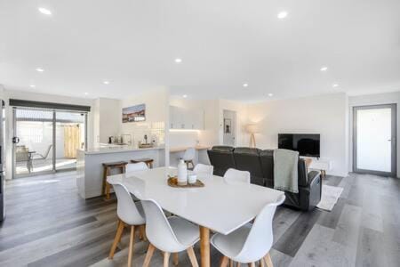 New Mod Home 2 bed bath Home 12km to CBD Airport House in Tasmania