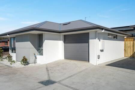 New Mod Home 2 bed bath Home 12km to CBD Airport House in Tasmania