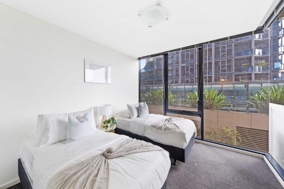 A Large 2BR Apt Near Crown Sleeps 8 FREE Parking Apartment in Southbank