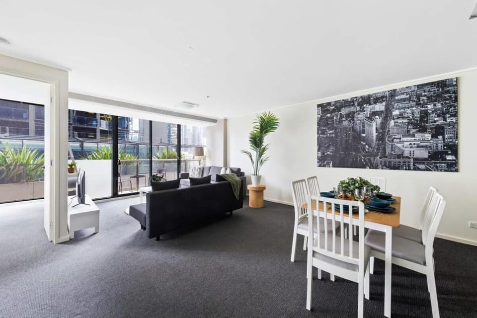 A Large 2BR Apt Near Crown Sleeps 8 FREE Parking Apartment in Southbank