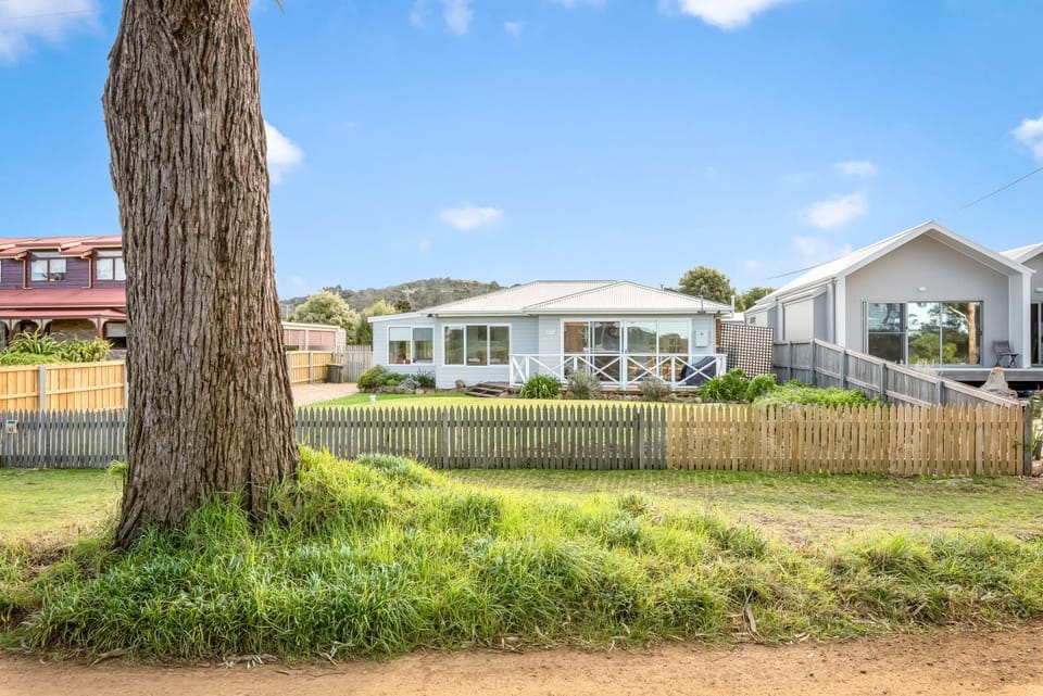 Mandalay Beach House on Pipe Clay Lagoon House in Tasmania