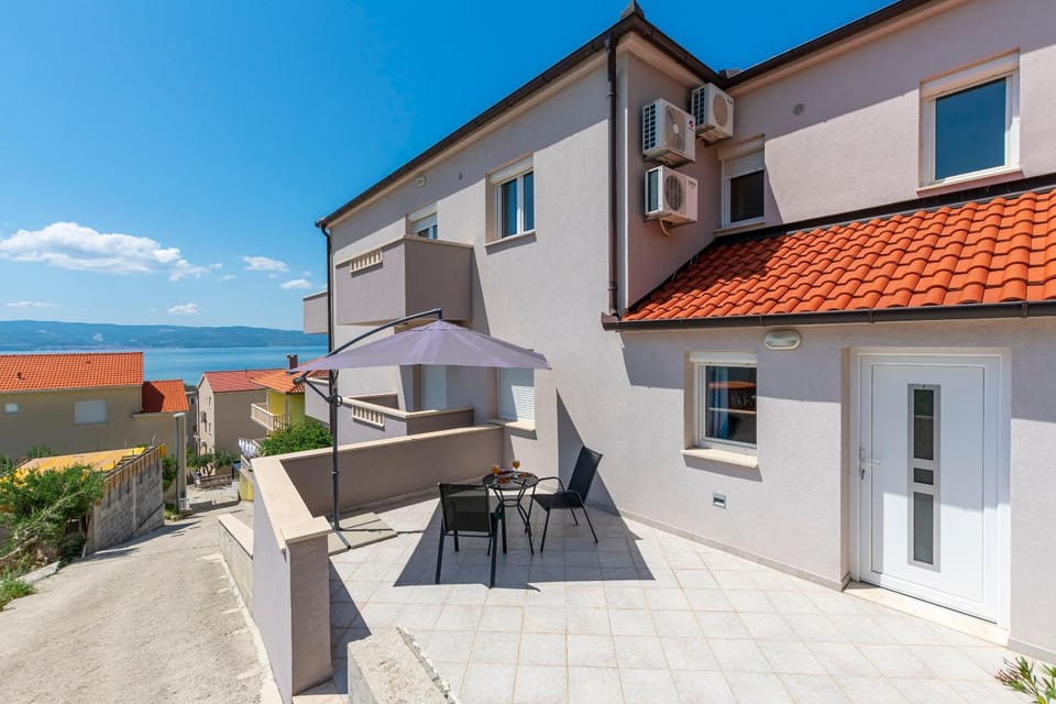 Facade/entrance, Sea view