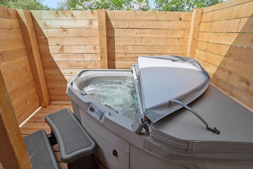 Guest Suite-Hot Tub-Close to Town House in Rapid City