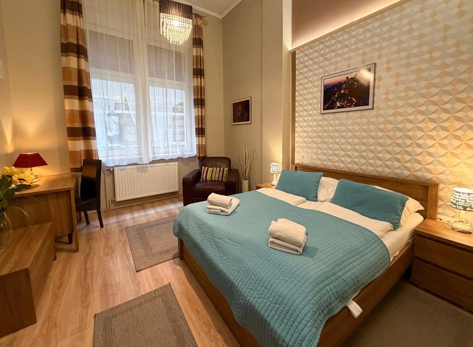 Photo of the whole room, Bedroom