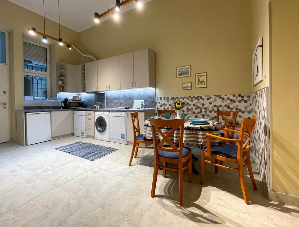 Kitchen or kitchenette, Dining area