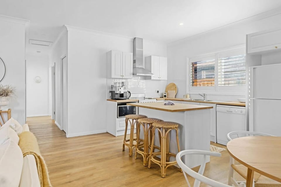 Kitchen or kitchenette, Dining area, oven, stove, toaster